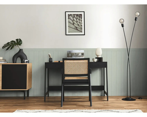 Inrichting met bureau, stoel, vloerlamp en commode in een werkkamer.