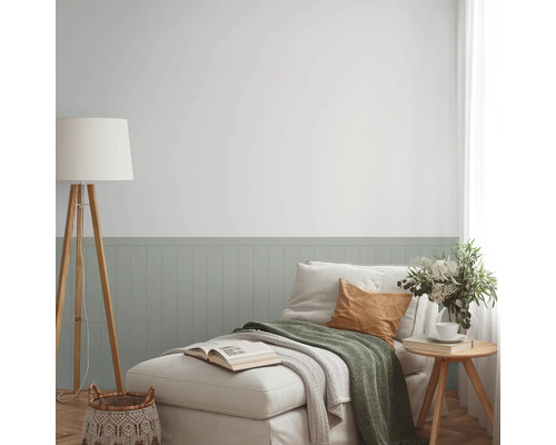 Gezellige leeshoek met ligstoel, staande lamp en bijzettafel