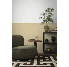 Woonkamer met fauteuil, tafel en gedecoreerde oppervlakken