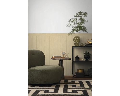 Woonkamer met fauteuil, tafel en gedecoreerde oppervlakken