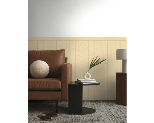 Woonkameropstelling met een bruine leren bank, bijzettafel en decoratieve elementen