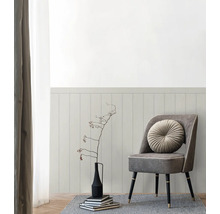 Woonkamer setting met stoel, decoratie en wandpanelen