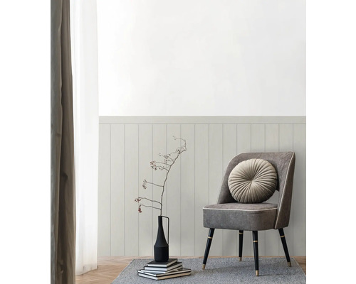 Woonkamer setting met stoel, decoratie en wandpanelen