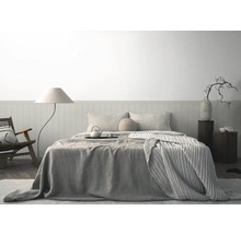 Lichte slaapkamer met bed, nachtkastjes, staande lamp en fauteuil