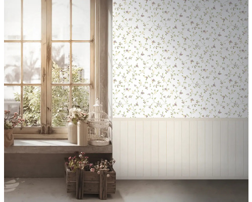 Lichte kamer met bloemenbehang en houten lambrisering