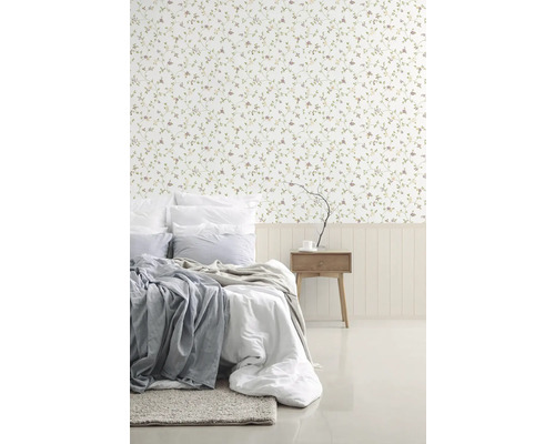 Slaapkamer met bloemenbehang, bed en nachtkastje.