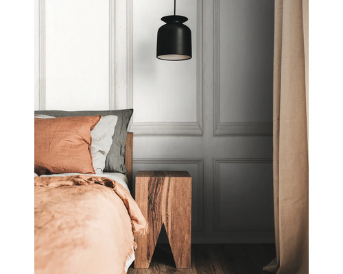 Slaapkamer met bed, houten nachtkastje en hanglamp