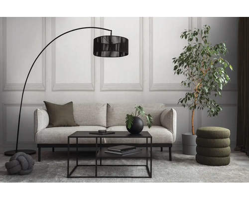 Woonkamer met bank, booglamp, salontafel, hocker en kamerplant