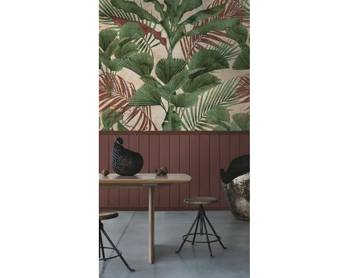 Kamer met fotobehang met plantmotieven, houten tafel en metalen krukken