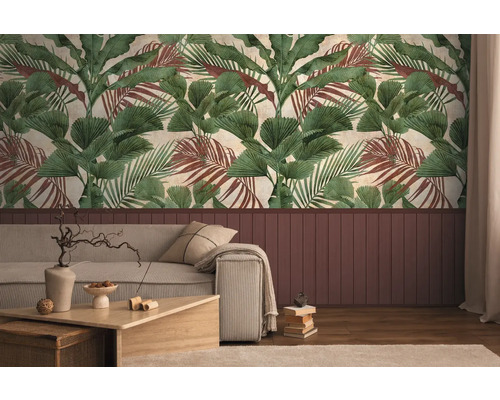 Woonkamer met tropisch bladerbehang, bank en houten tafel