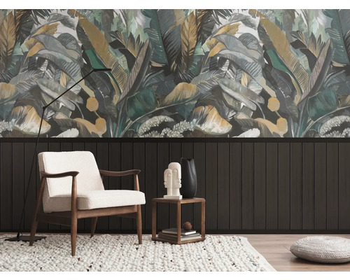 Decoratieve woonkamerinrichting met junglebehang, fauteuil en vloerkleed