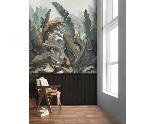 Woonkamer met behang met patroon, houten lambrisering, houten stoel en raam