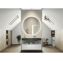 Lichte badkamer op zolder met ronde spiegel en dakramen