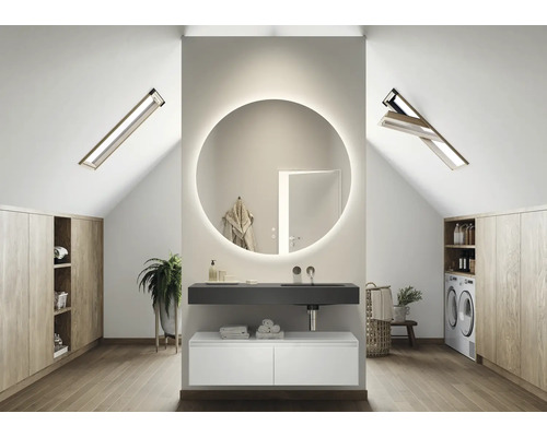 Lichte badkamer op zolder met ronde spiegel en dakramen