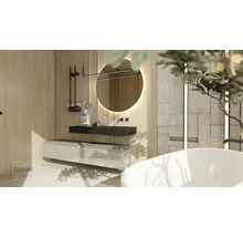 Badkamer met wastafel, spiegel, bad en handdoekhouder