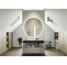 Lichte badkamer met dakramen, wastafel met ronde spiegel en wasmachine