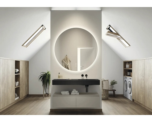 Lichte badkamer met dakramen, wastafel met ronde spiegel en wasmachine