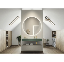 Moderne badkamer op zolder met ronde spiegel, wastafel, wasmachine en houten kasten