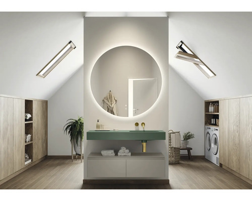 Moderne badkamer op zolder met ronde spiegel, wastafel, wasmachine en houten kasten