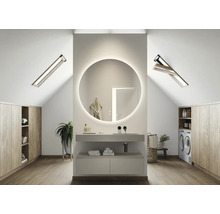 Badkamer op zolder met ronde spiegel, wastafel, dakramen en inbouwkasten