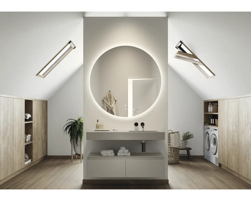 Badkamer op zolder met ronde spiegel, wastafel, dakramen en inbouwkasten