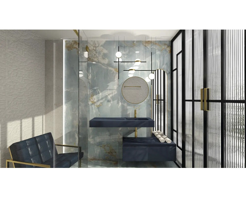 Badkamer met wastafel, spiegel, verlichting en zitgelegenheid voor een moderne inrichting.