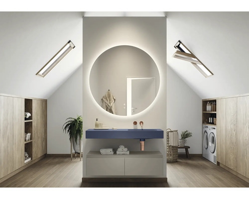 Lichte badkamer op zolder met wastafel, spiegel en dakramen