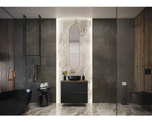 Lichte badkamer met wastafelonderkast, spiegel, bad en toilet