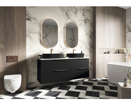 Moderne badkamer met dubbele wastafel, ovale spiegels met verlichting, hangend toilet en zwart-wit dambordpatroon op de vloer