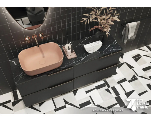 Moderne badkamer met wastafelonderkast, opzetwastafel en geometrische tegels