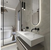 Moderne badkamer met vrijstaand bad, wastafel en spiegel