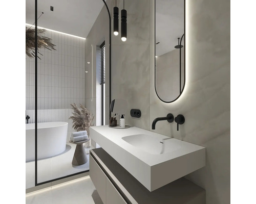 Moderne badkamer met vrijstaand bad, wastafel en spiegel