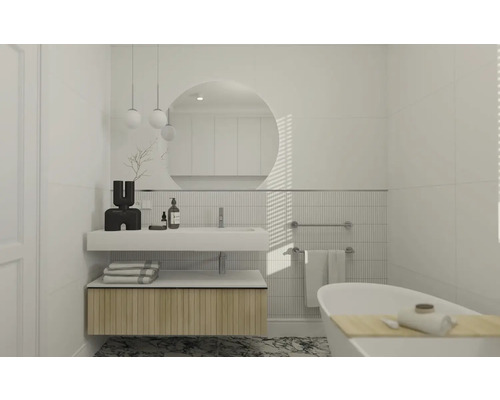 Lichte badkamer met wastafel, ronde spiegel, bad en marmeren vloer