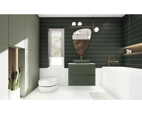 Lichte badkamer met wastafel, spiegel, toilet en bad.