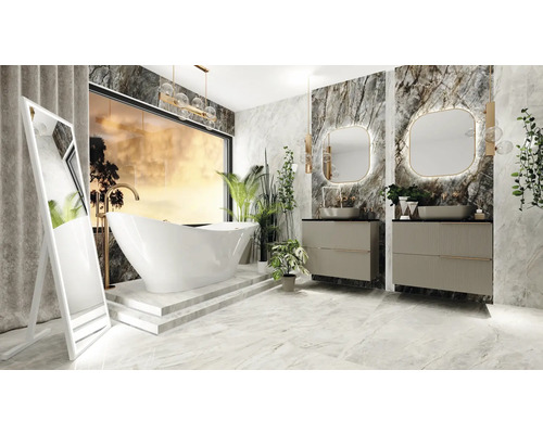 Moderne badkamer met vrijstaand bad, wastafels en spiegel