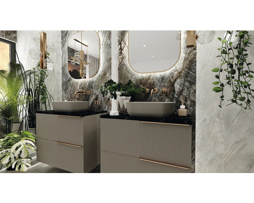 Modern badkamerontwerp met twee wastafels, spiegels en planten