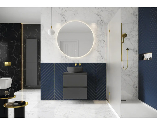 Moderne badkamer met wastafel, spiegel en douche