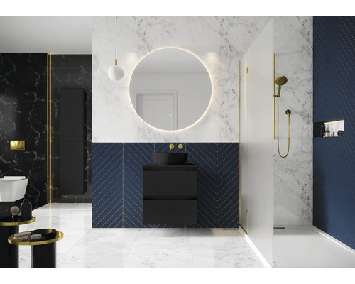 Moderne badkamer met wastafel, spiegel met verlichting en douche.