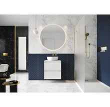 Moderne badkamer met wastafel, spiegel, douche en tegels in marmerlook