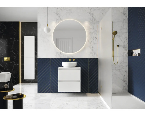 Moderne badkamer met wastafel, spiegel, douche en tegels in marmerlook