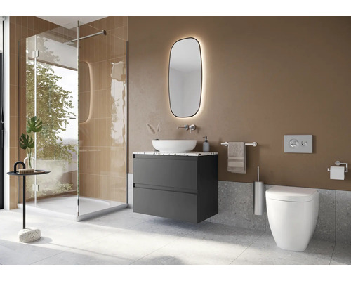 Moderne badkamer met douche, wastafel, spiegel en toilet.