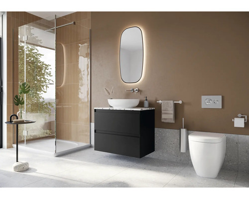 Badkamer met douche, wastafel met spiegel en toilet