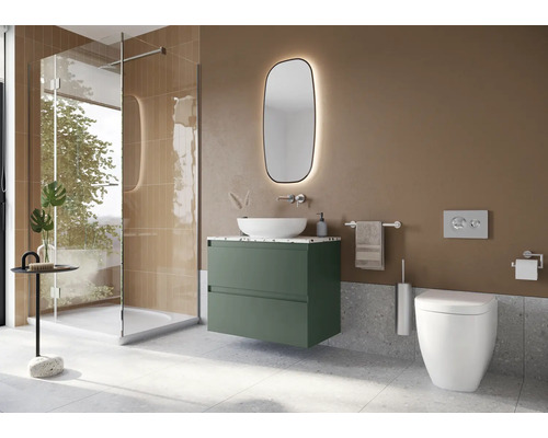 Moderne badkamer met douche, wastafel, spiegel en toilet.