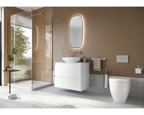 Moderne badkamer met douche, wastafel, spiegel en toilet.