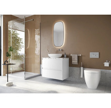 Moderne badkamer met douche, wastafel, spiegel en toilet.