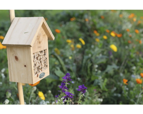 Houten insectenhotel in de tuin