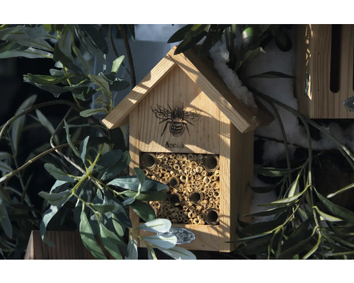 Houten insectenhotel met bijenmotief en nestelgelegenheid