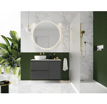 Moderne badkamer met wastafel, spiegel, douche en planten