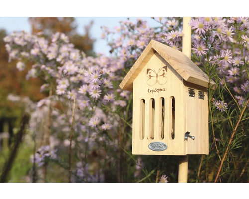 Houten vlinderhuis in de tuin