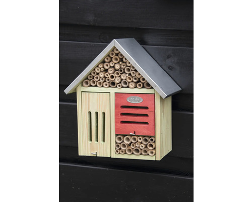 Insectenhotel met bamboebuizen en dak